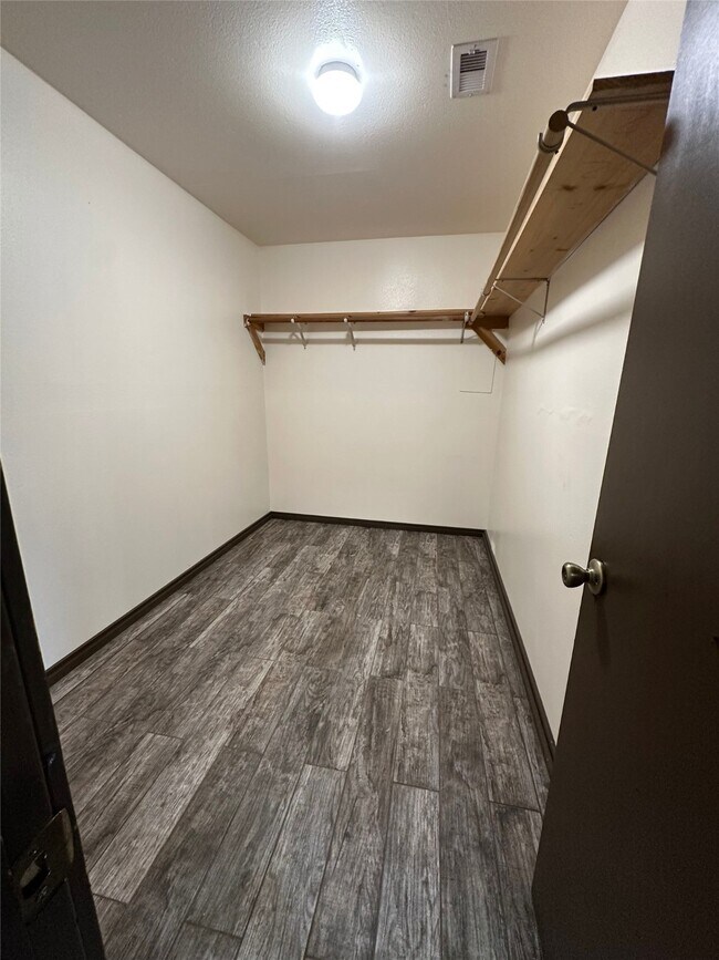 Building Photo - 22450 Oakley Rd