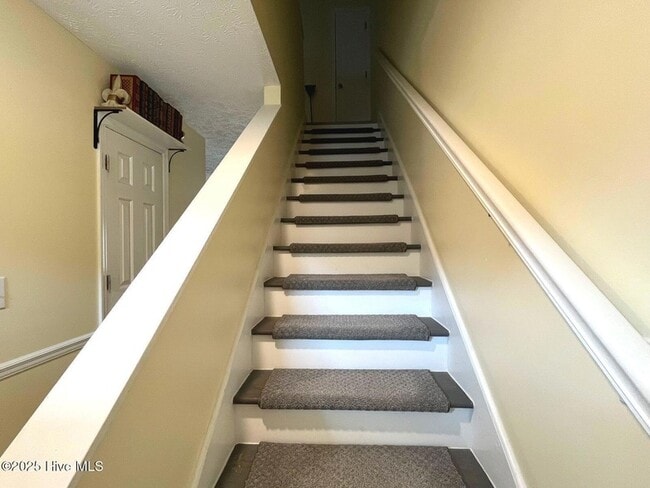 Building Photo - 940 Linden Rd