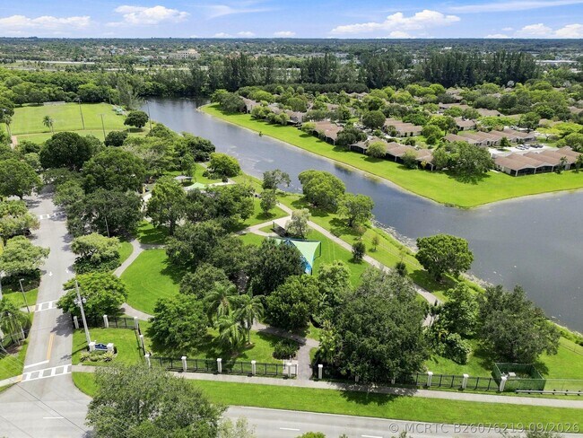 Building Photo - 372 W Riverbend Dr