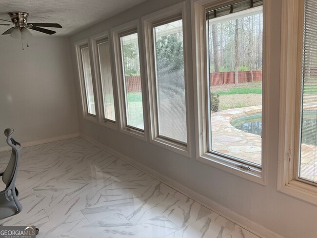 Building Photo - 558 Kenwood Rd