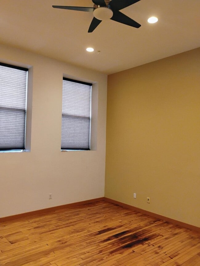 Building Photo - 1 BEDROOM 1.5 BATH IN DOWNTOWN CHAMPAIGN