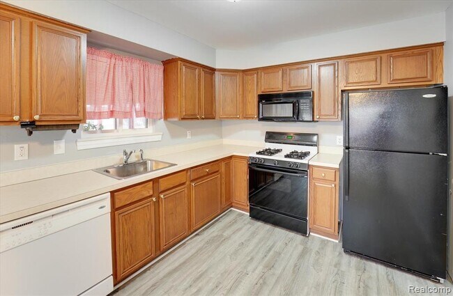 Building Photo - 32536 Warner Dr