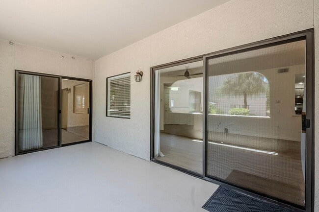 Building Photo - Stunning 2 Bed 1.5 Bath Condo in Scottsdal...