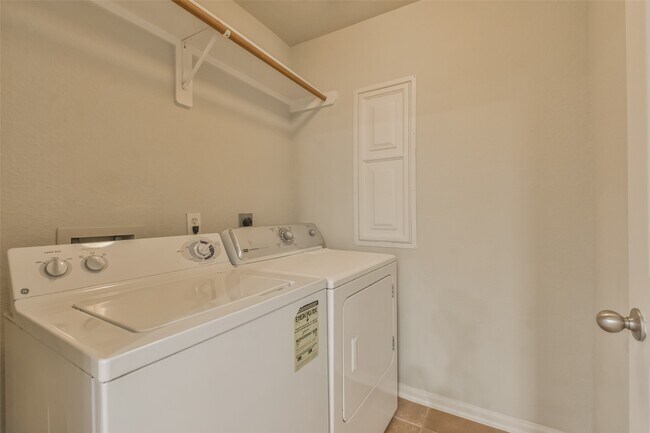 Building Photo - 42 Prairie Oak Dr