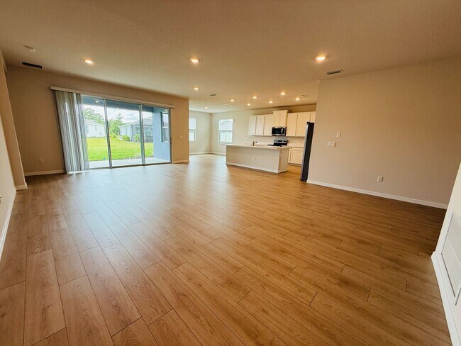 Building Photo - New built 4 bedroom 3 bath 3 car garage in Coddington Subdivision