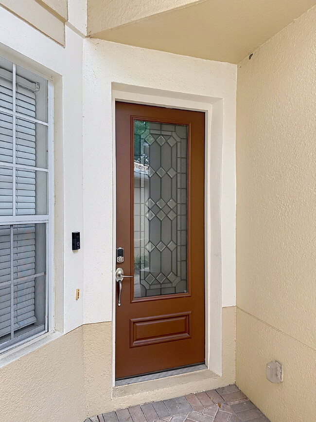 Building Photo - Beautiful 3 Beds and 2.5 Baths townhome with 2 car garage in Stonebridge Commons!