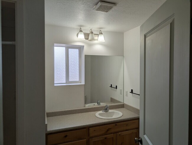 Building Photo - Updated Studio Apartment in Ephraim – All Utilities Included + Pet Friendly
