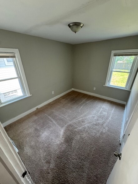 Building Photo - 10012 Robinson Ave