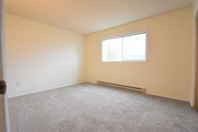 Building Photo - Great 2 bedroom one bath apartment. Close to MSU.