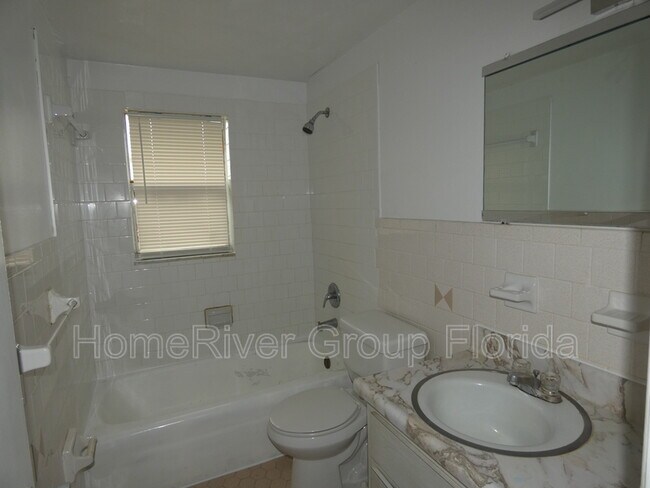 Building Photo - 1121 S 70th St