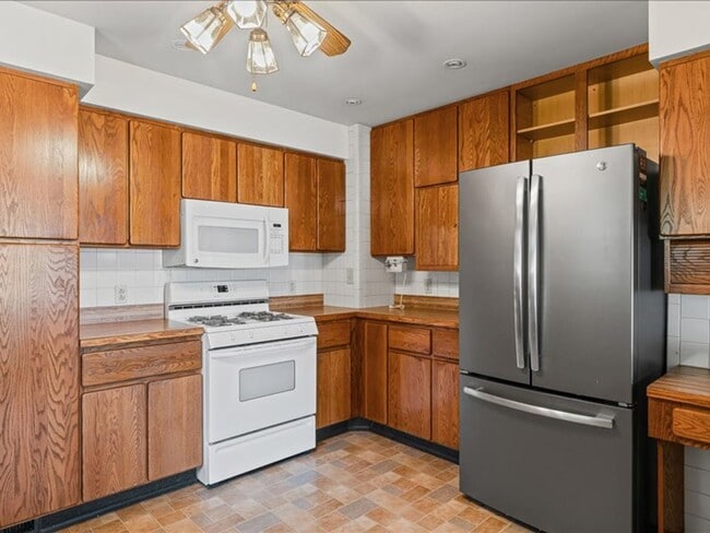 Building Photo - Spacious 3-Bedroom Home with Oversized Garage Space!