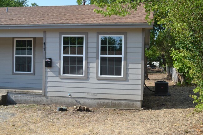 Building Photo - Renovated 1 bedroom 1 bath duplex!! Don't ...