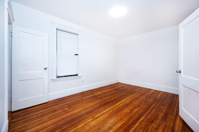 Building Photo - Coolidge Corner Area, In-Unit Washer and dryer, Eat-in Kitchen, Central Heat/AC, Parking is Avail...