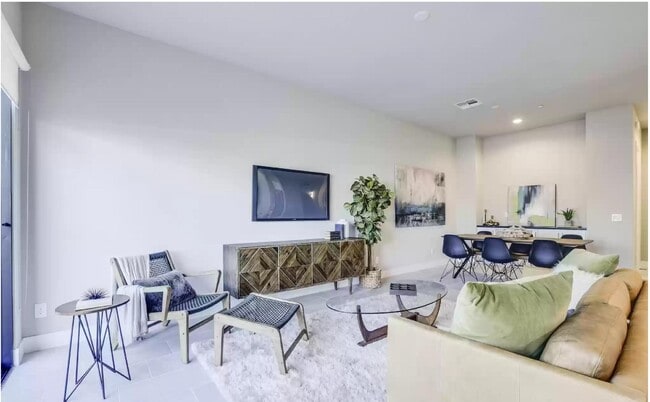 Building Photo - 1111 E Missouri Ave