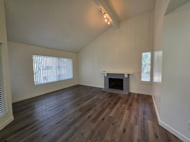 Building Photo - Newly Renovated 2 bedroom 2 bathroom Home in Costa Mesa