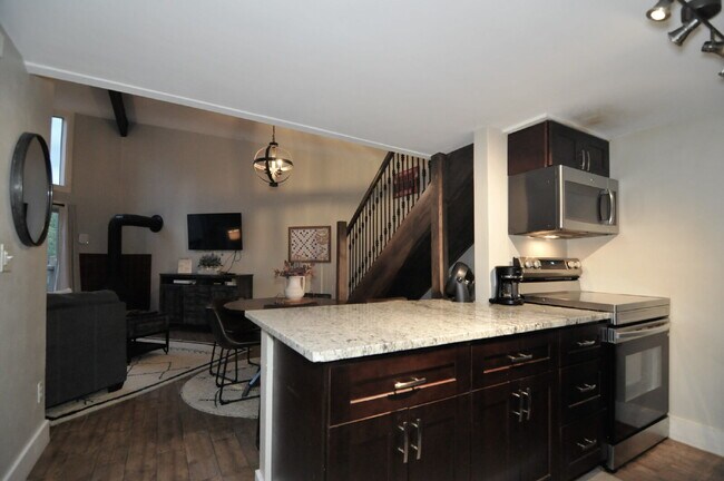 Building Photo - 3 bedroom condo in Wildernest available June 1st!