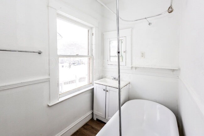 Building Photo - 3390 E 135th St