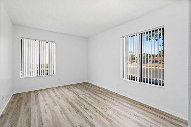 Building Photo - 723 Sunny Pine Way