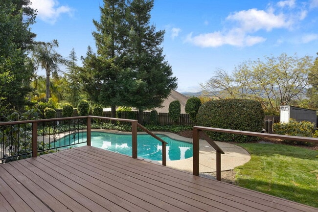 Building Photo - Gorgeous Executive Level Home 4 beds 3 baths close to hospitals and courthouse