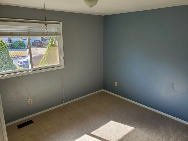 Building Photo - Versatile 4BR/2BA Split-Level South Hill H...