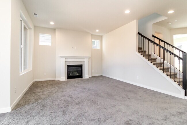 Building Photo - Scenic Auburn Living with Modern Comfort & Easy Seattle/Tacoma Access