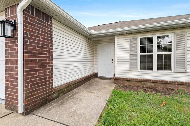 Building Photo - 906 SW Terry Ln