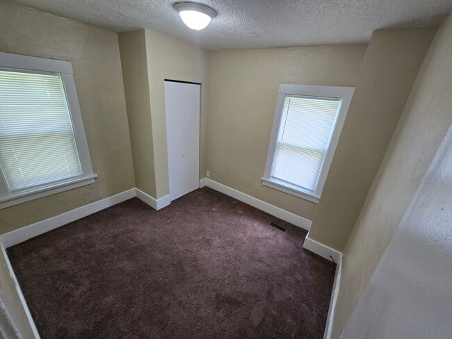 Building Photo - 2 Bedroom House