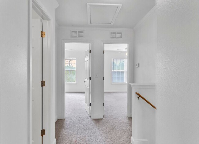 Building Photo - 3/2.5 Crestview Townhome with Community Po...