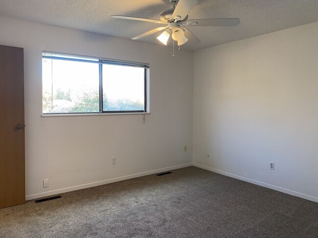 Building Photo - Start a Lease by 12/1 and Receive a $500 R...