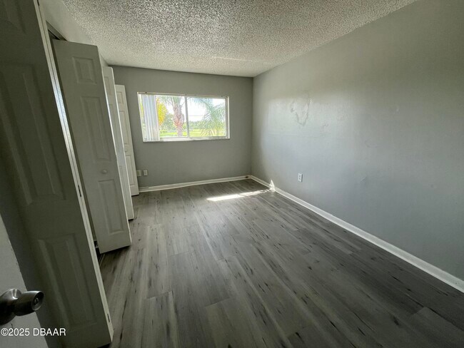 Building Photo - 1850 S Park Ave