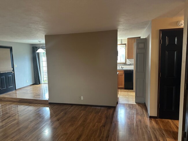 Building Photo - Freshly updated 2 bedroom 1 bathroom duple...