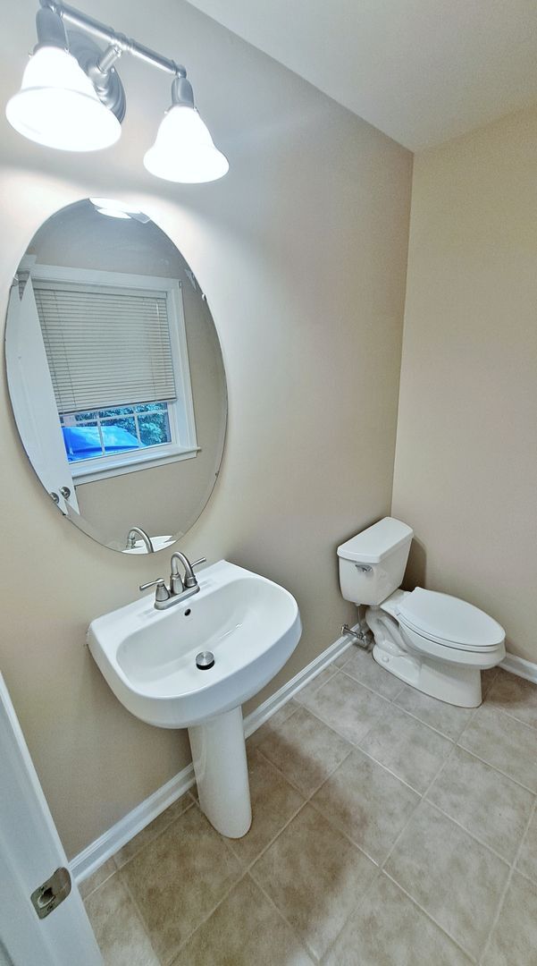 Building Photo - 3 Bed / 2-1/2 Bath Single Family Townhome ...