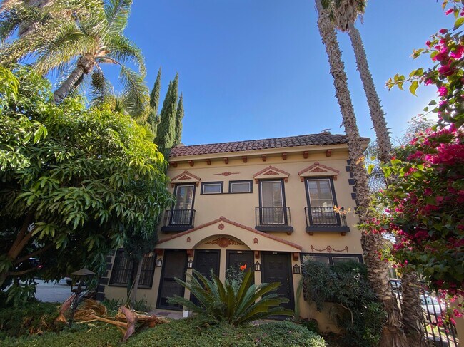 Primary Photo - 1622 N Serrano Ave