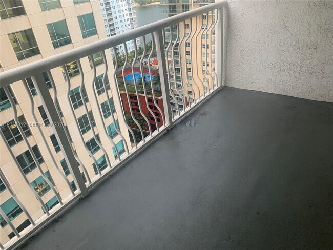 Building Photo - 1200 Brickell Bay Dr