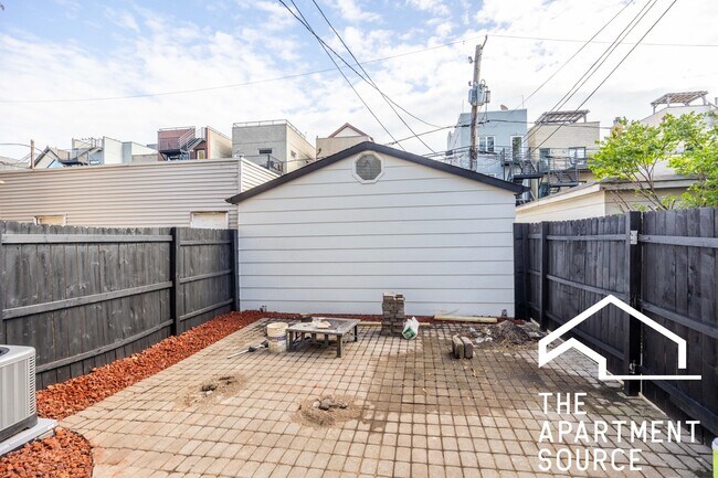Building Photo - 913 N Honore St