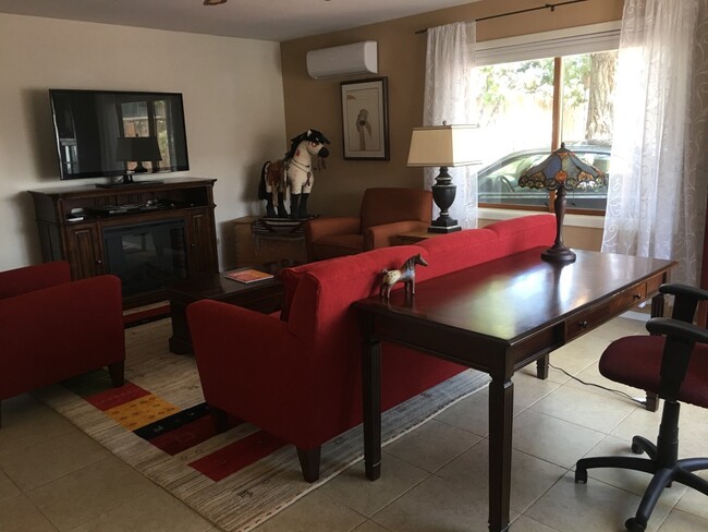 Building Photo - 2308 Cedros Cir