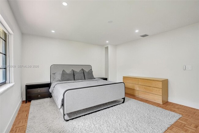 Building Photo - 9901 SW 79th Ave