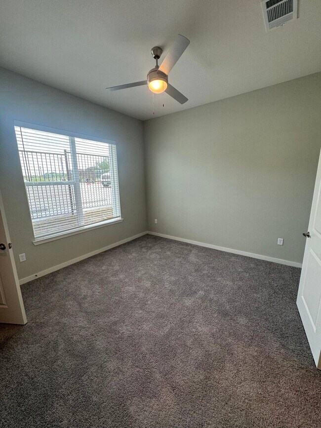 Building Photo - 1000 Persimmon Dr