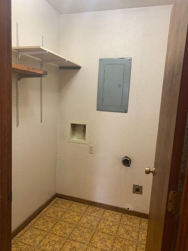 Building Photo - Available Now!  One level 2 Bedroom and 2 Bath Home