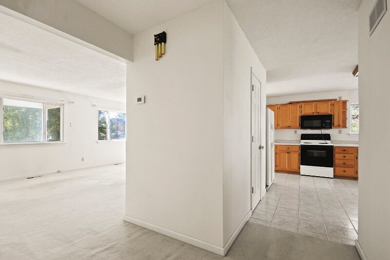 Building Photo - 707 E Brick St