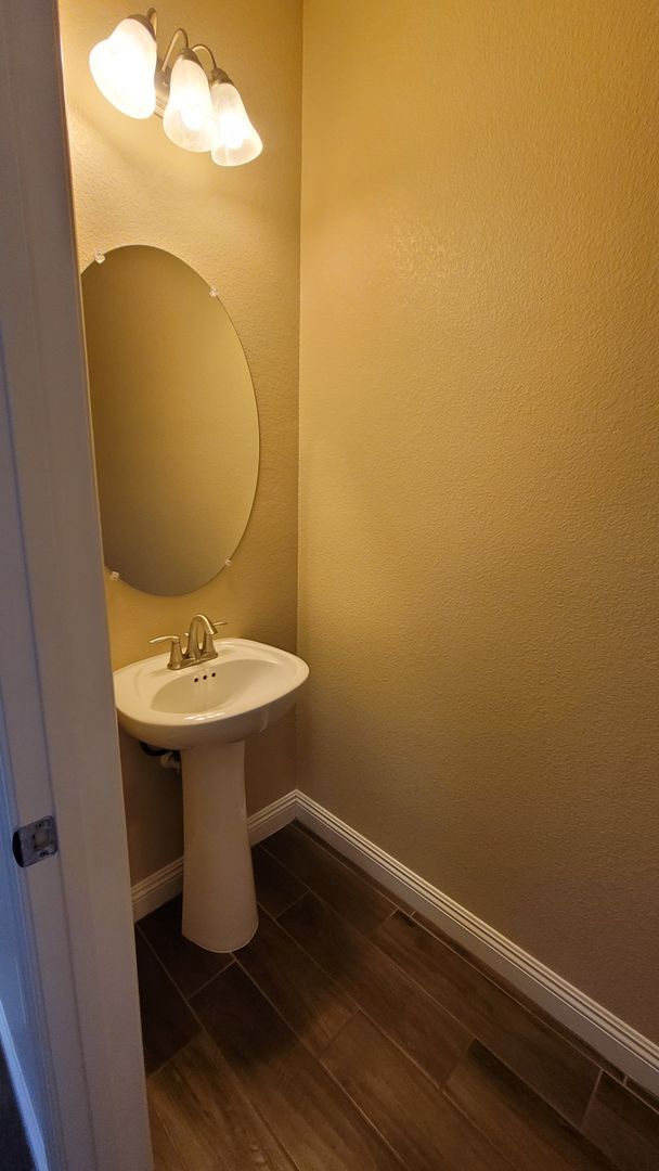 Building Photo - SW BEAUTY!!!   215/RUSSELL AREA