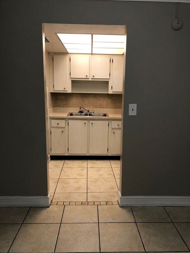 Building Photo - READY TO MOVE IN!!! FAST APPROVAL!