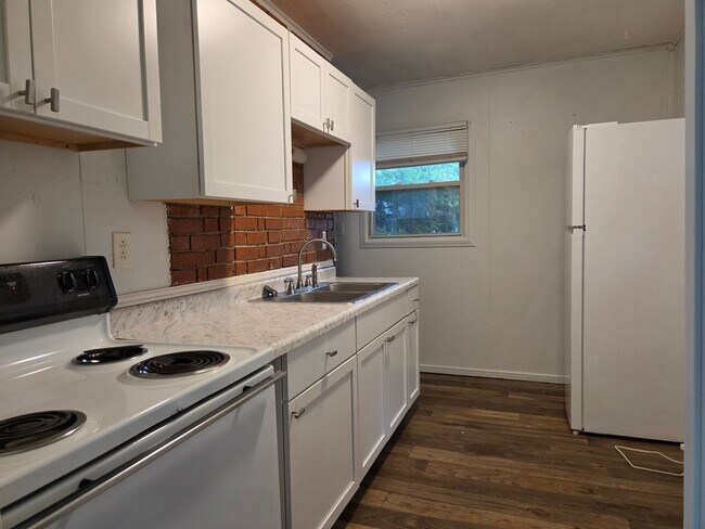 Building Photo - 946 S Hampton Rd