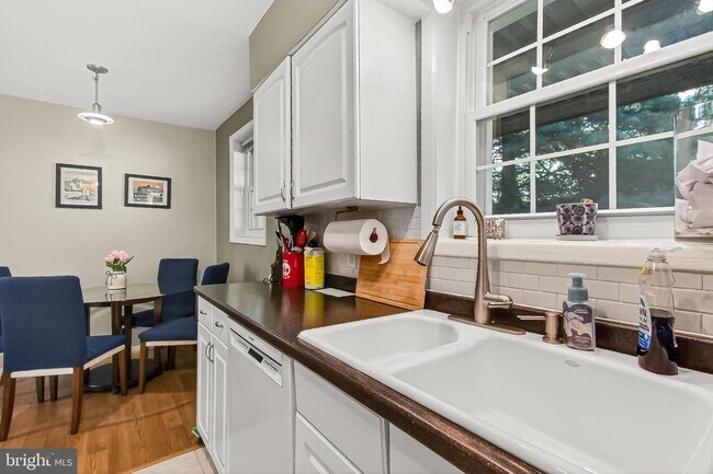 Building Photo - 2711 S Walter Reed Dr
