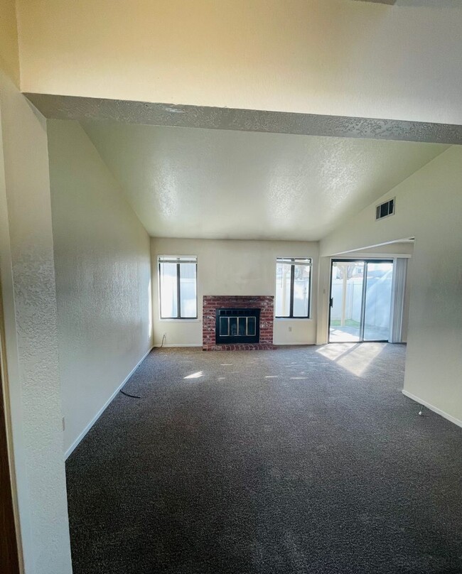 Building Photo - North Merced: $1575 2 Bedroom 1.5 Bath Tow...