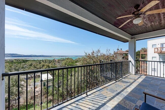 Building Photo - 13803 Lakeview Dr
