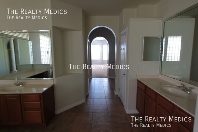 Building Photo - 2521 Roat Dr