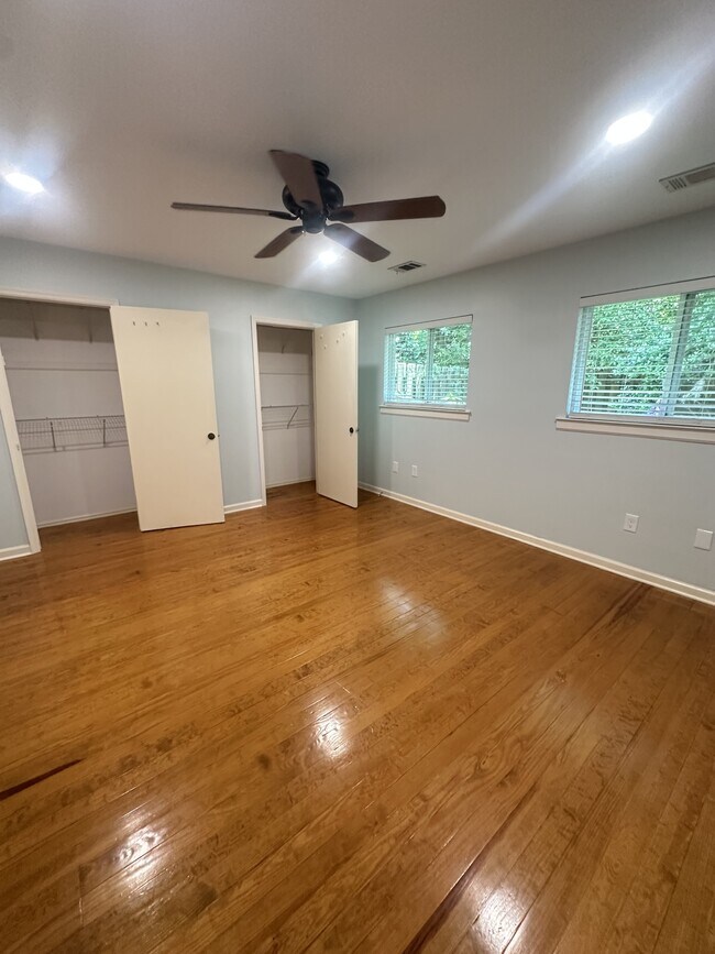 Building Photo - 5 Bent Oaks Ct