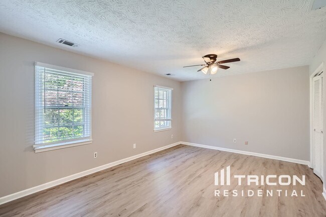 Building Photo - 3321 Manchester Dr SW