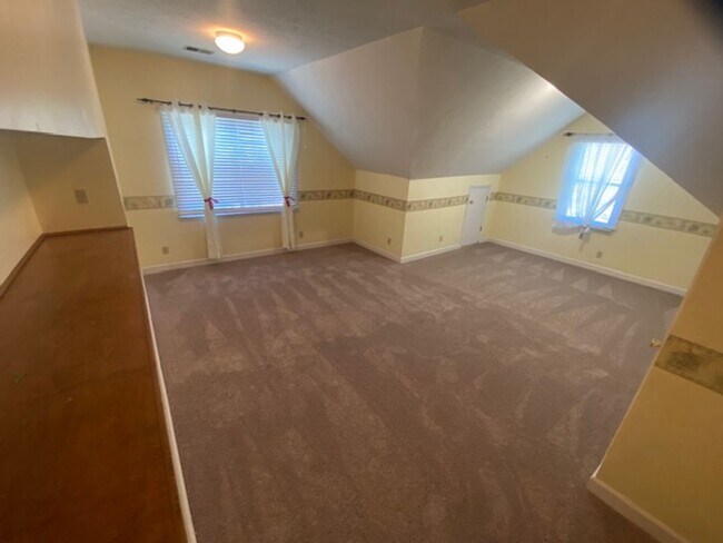 Building Photo - Gorgeous 5 Bedroom 3 Bathroom Brick Home in Woodside Plantation!